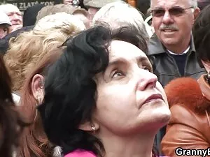 Megkötözve férje, sz ...