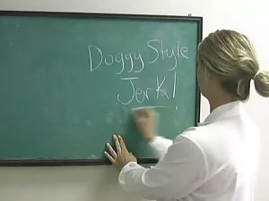 A nő meztelenül megy ...